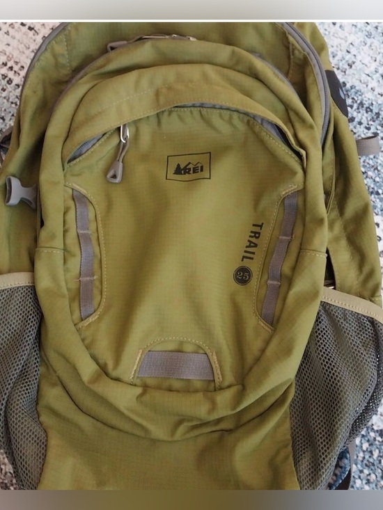 REI Other - REI Trail 25 Backpack in Olive